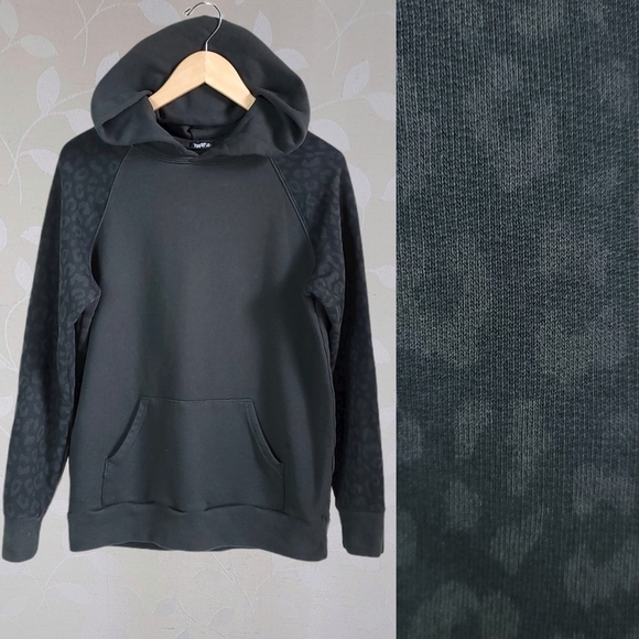 Aritzia TNA Leopard Print Sleeves Kangaroo Pocket Hooded Sweatshirt Gray XS - Picture 1 of 16